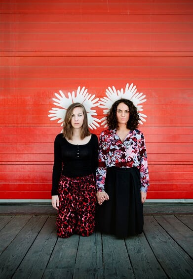 Fluesterzweieck_rot_Hoch_Copyright Jasmin Schuller
